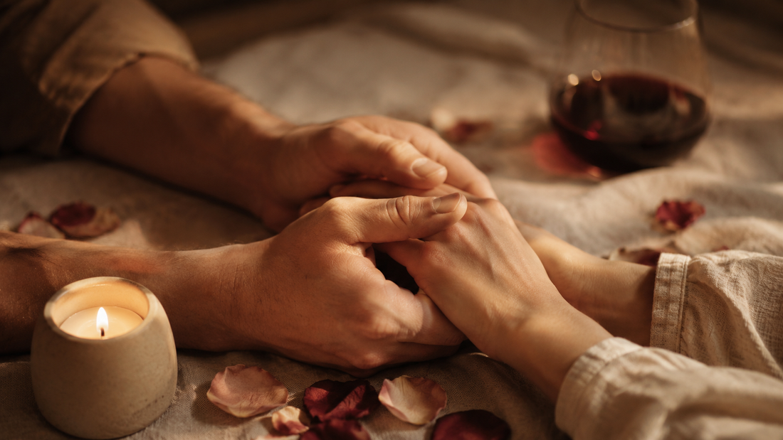 Deux mains enlacées avec pétales de rose — guide communication intime et désirs en couple | Espace-Love.ch