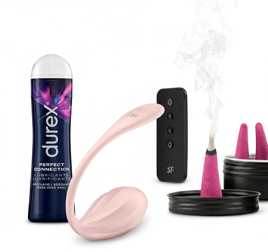Image de présentation d'un ensemble bien-être composé d'un masseur personnel Satisfyer Wearable rose avec sa télécommande sans fil, d'un flacon de lubrifiant Durex Perfect Connection de 50 ml et de cônes d'encens roses sur fond blanc. 